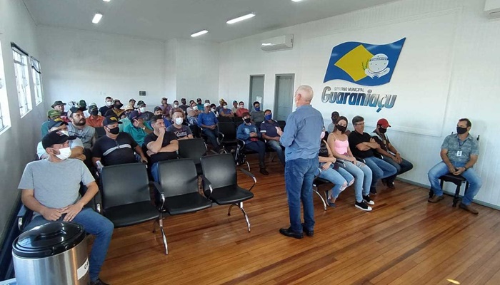 Guaraniaçu - Prefeito entrega uniformes para servidores da Secretaria de Viação, Obras e Urbanismo